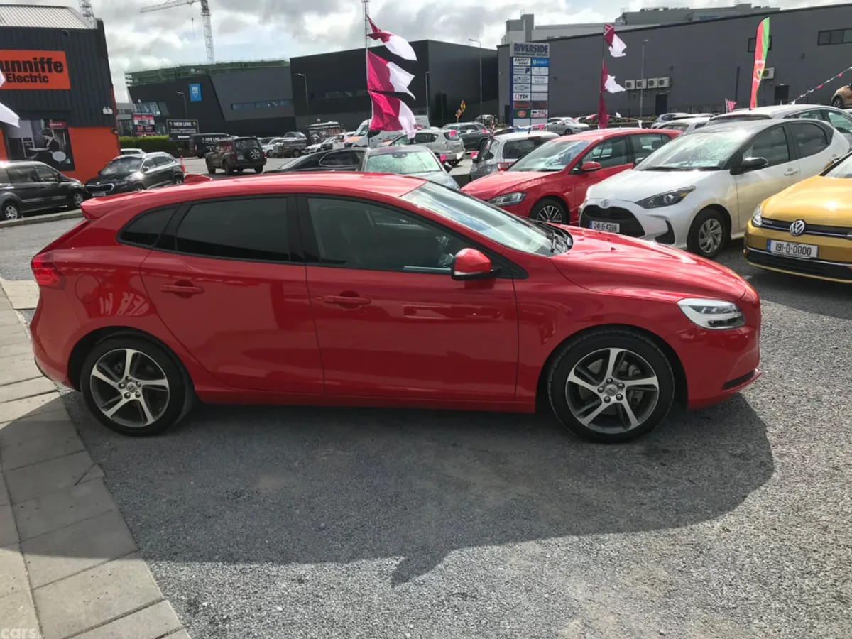 Volvo V40 Hatchback, Diesel, 2018, Red