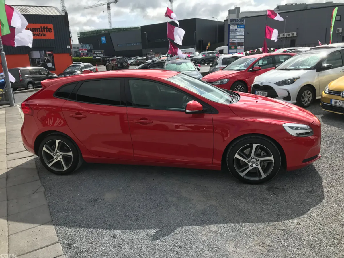 Volvo V40 Hatchback, Diesel, 2018, Red