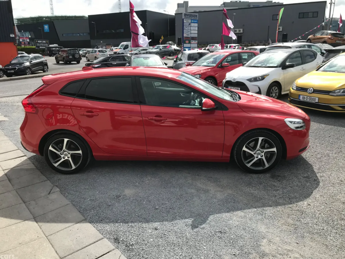 Volvo V40 Hatchback, Diesel, 2018, Red