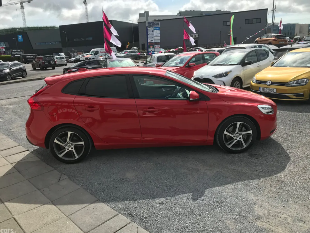 Volvo V40 Hatchback, Diesel, 2018, Red