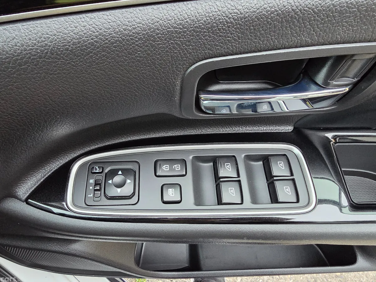 Mitsubishi Outlander SUV, Petrol Plug-in Hybrid, 2022, White