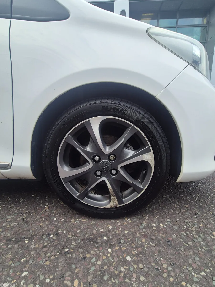 Toyota Yaris Hatchback, Petrol, 2014, White
