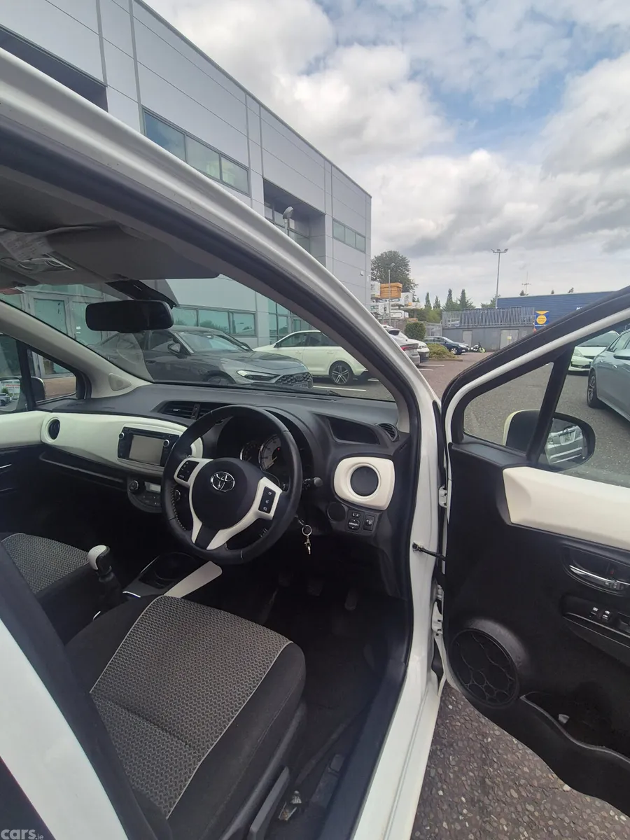 Toyota Yaris Hatchback, Petrol, 2014, White