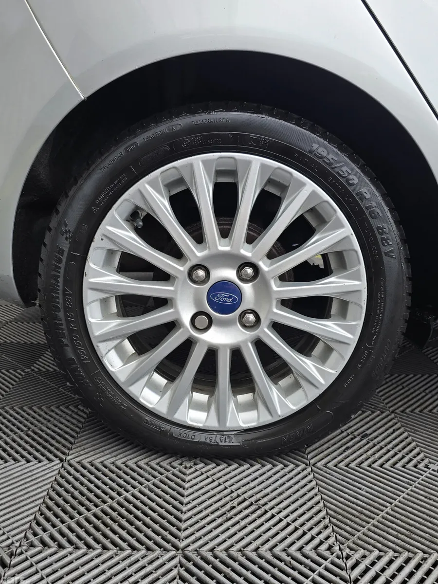 Ford Fiesta Hatchback, Petrol, 2015, Silver