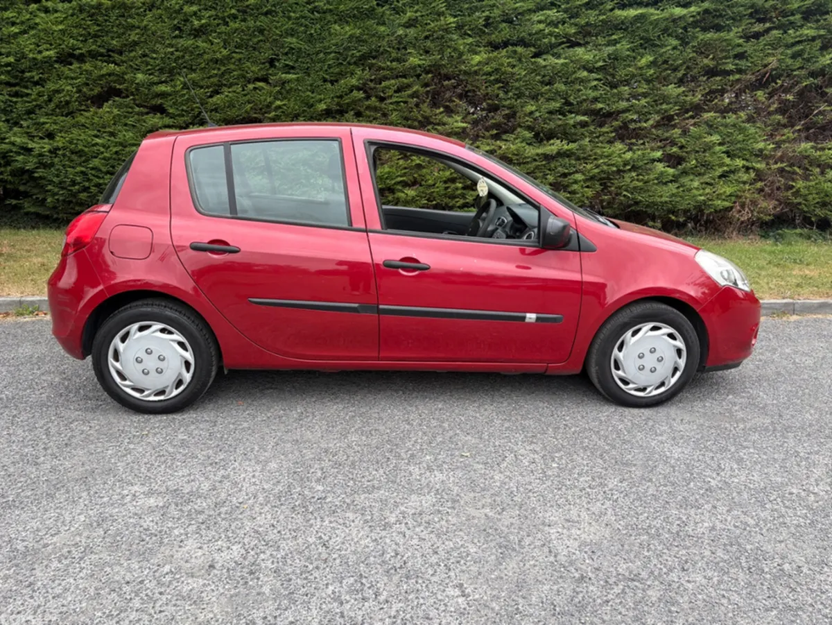 Renault Clio Hatchback, Gas, 2012, Red