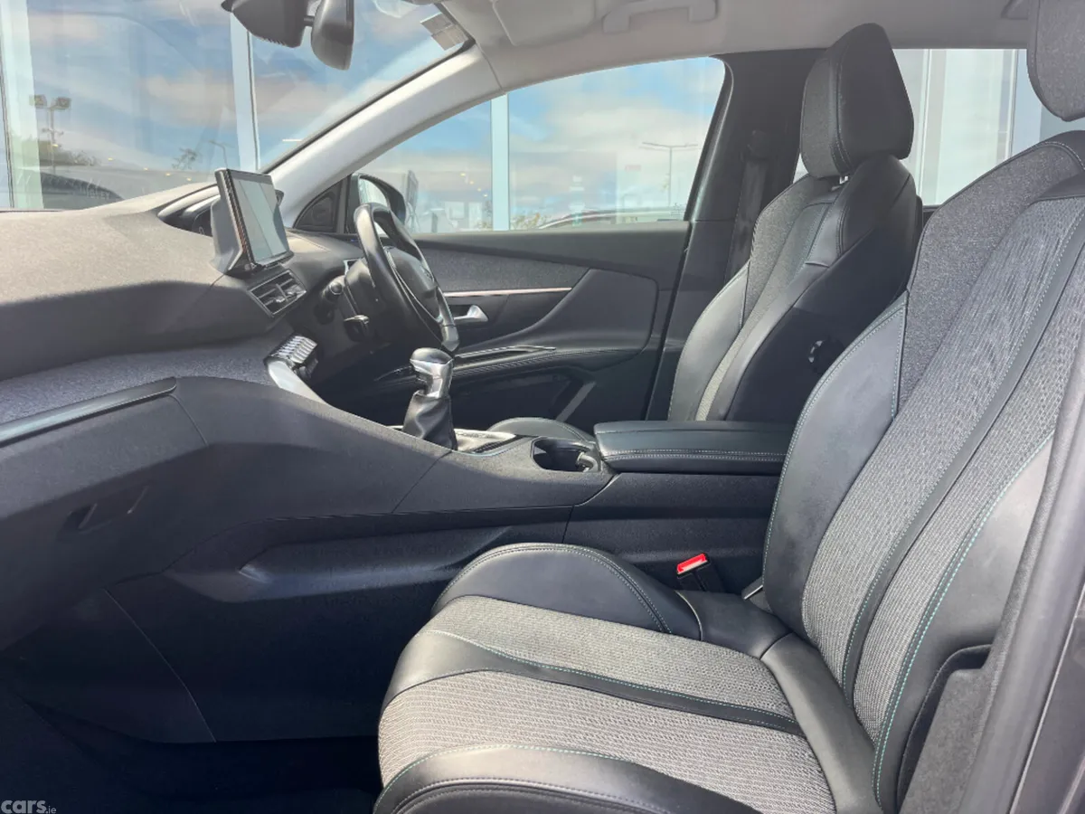 Peugeot 5008 MPV, Diesel, 2022, Grey