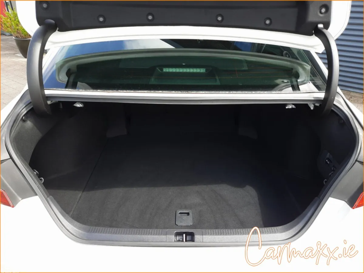 Toyota Camry Hatchback, Petrol, 2020, White