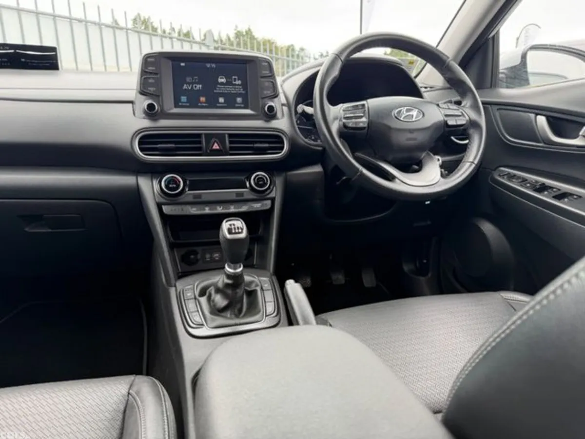 Hyundai KONA MPV, Petrol, 2021, White