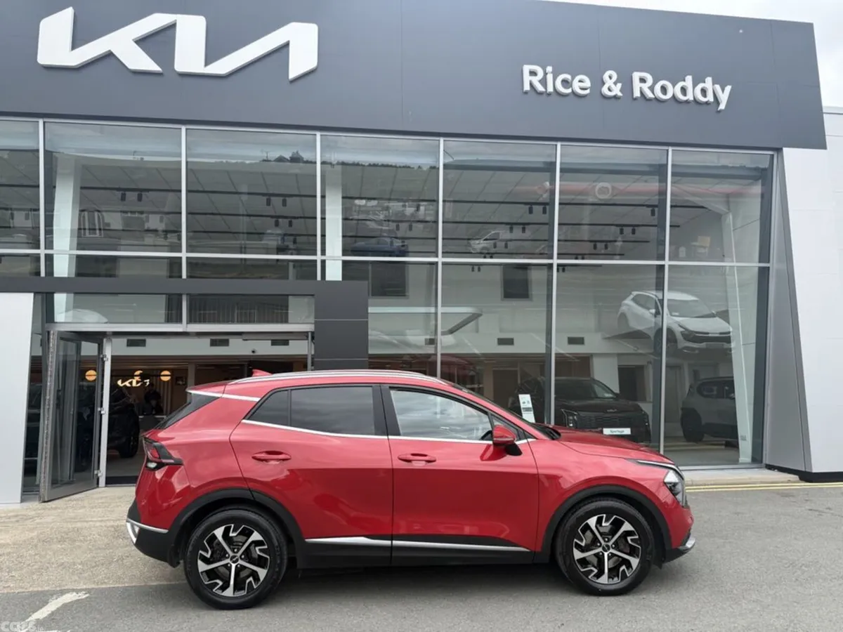 Kia Sportage MPV, Diesel Hybrid, 2023, Red