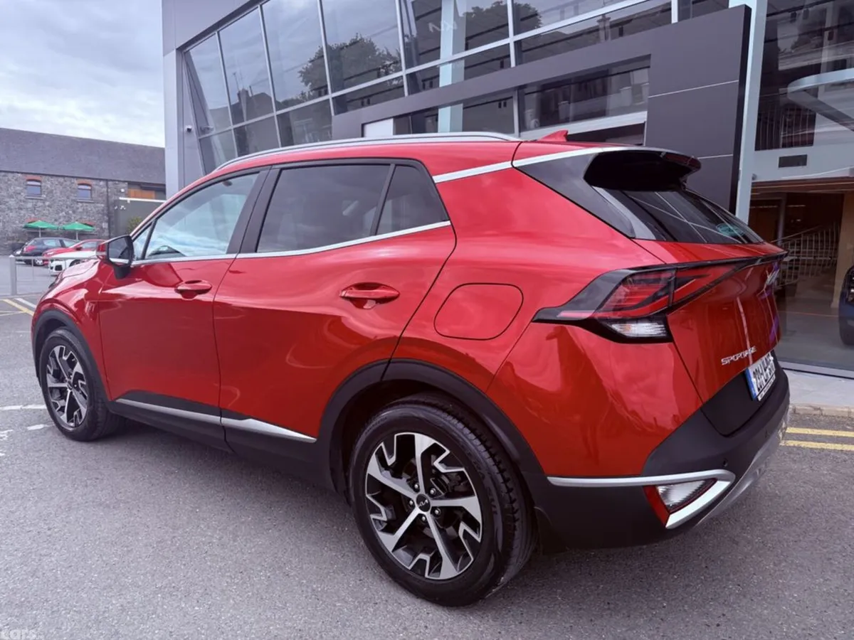 Kia Sportage MPV, Diesel Hybrid, 2023, Red