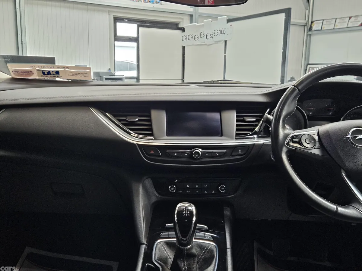 Opel Insignia Hatchback, Diesel, 2019, Red