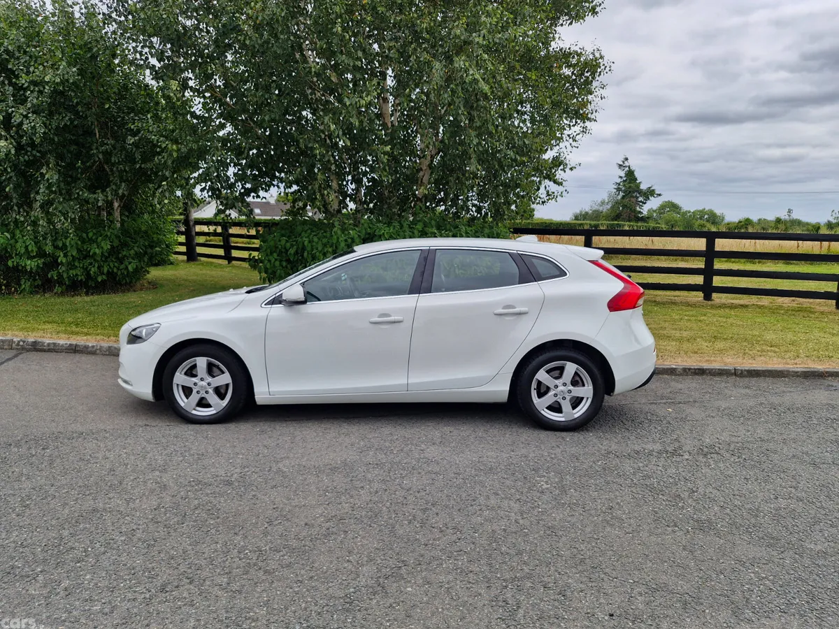 Volvo V40 Hatchback, Diesel, 2016, White