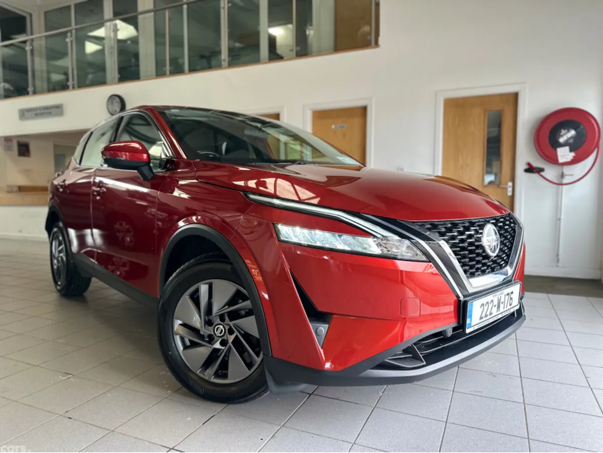 Nissan Qashqai MPV, Petrol, 2022, Red