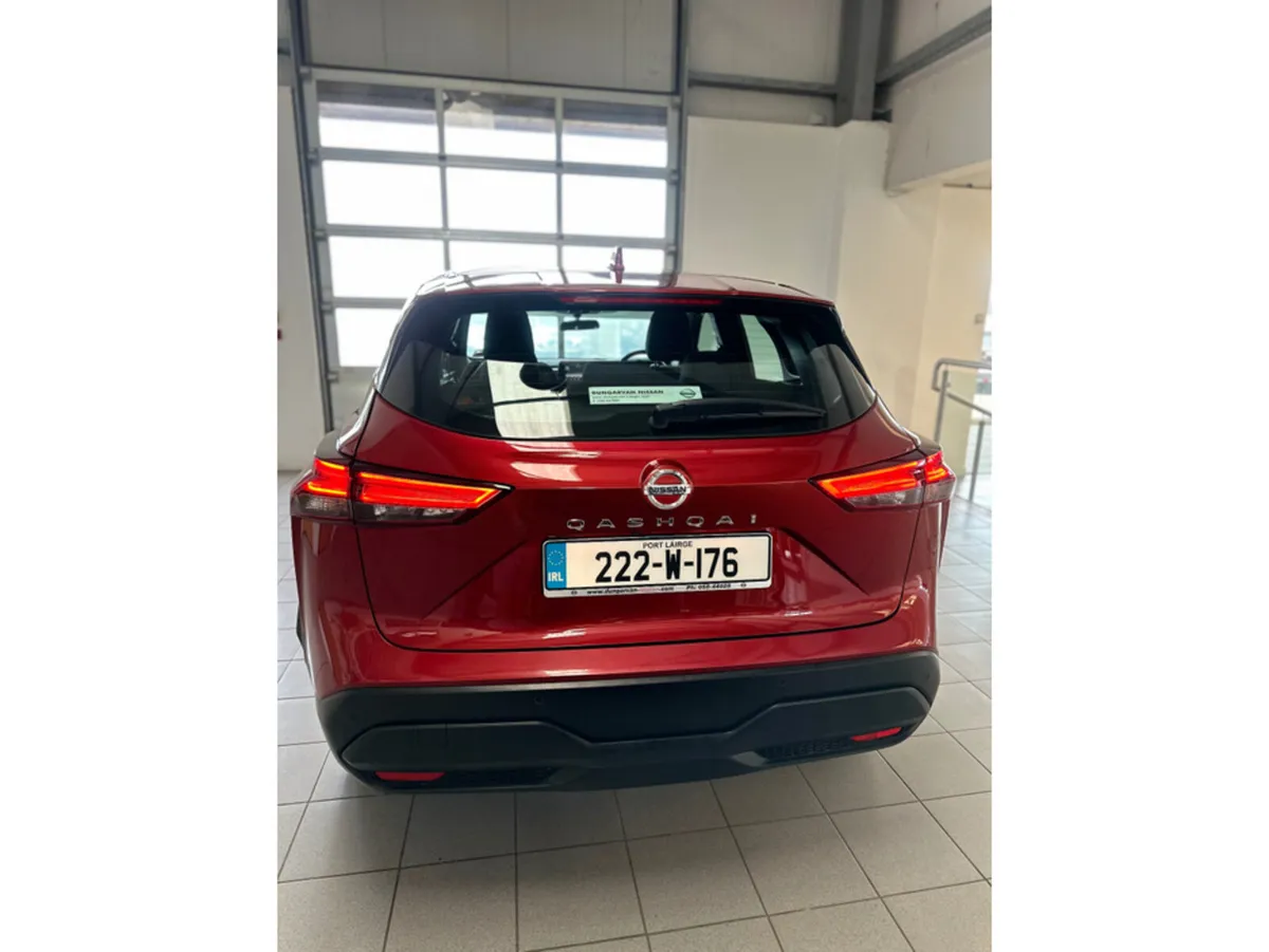 Nissan Qashqai MPV, Petrol, 2022, Red