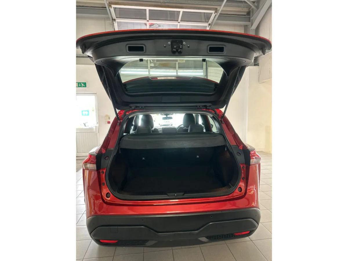 Nissan Qashqai MPV, Petrol, 2022, Red