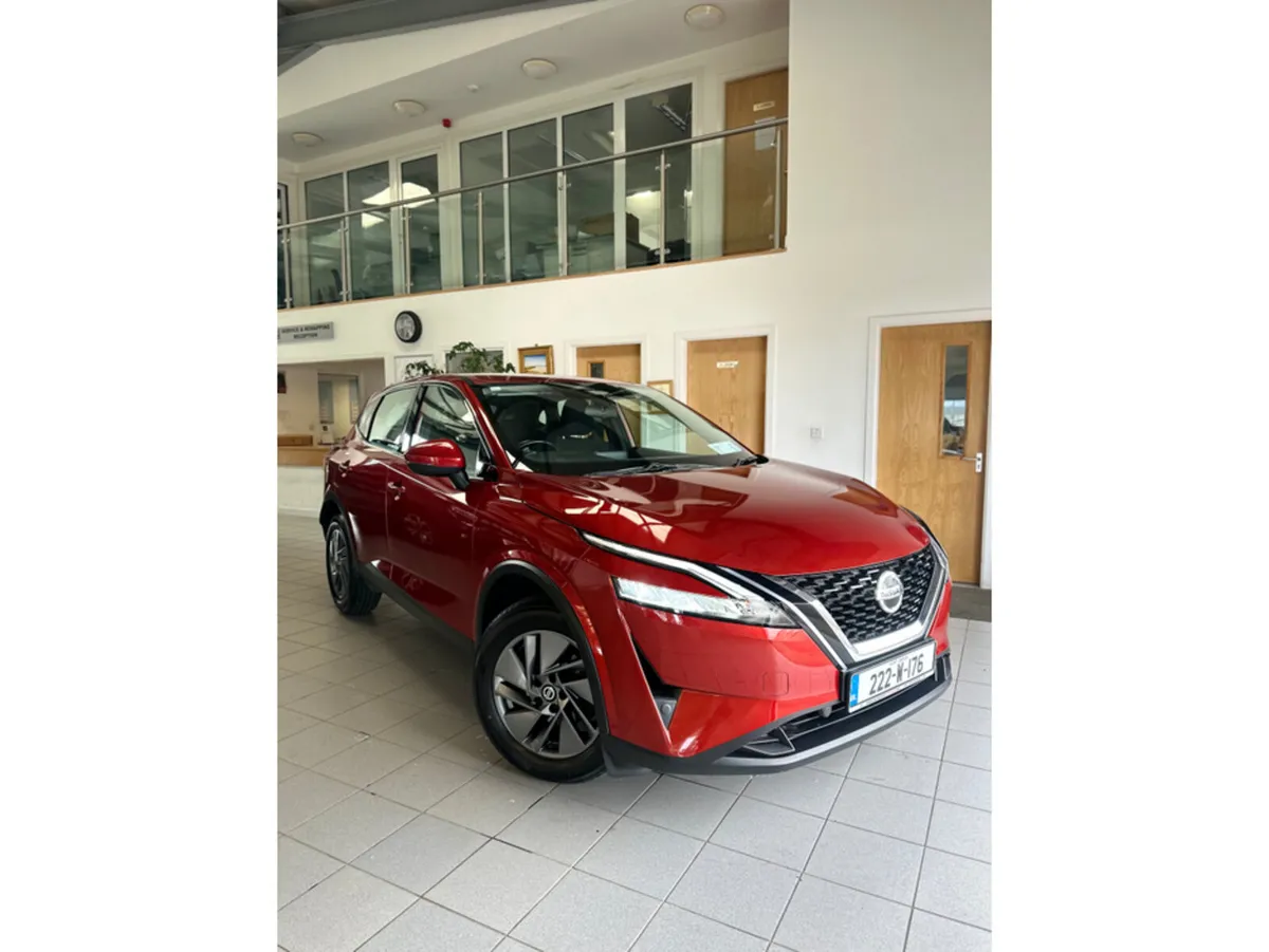 Nissan Qashqai MPV, Petrol, 2022, Red