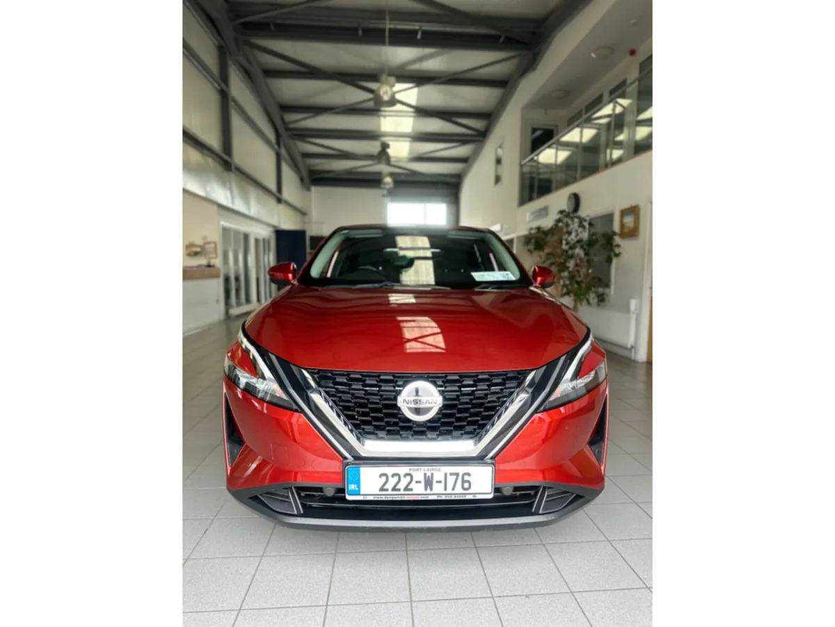 Nissan Qashqai MPV, Petrol, 2022, Red