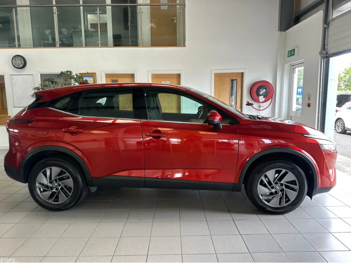 Nissan Qashqai MPV, Petrol, 2022, Red
