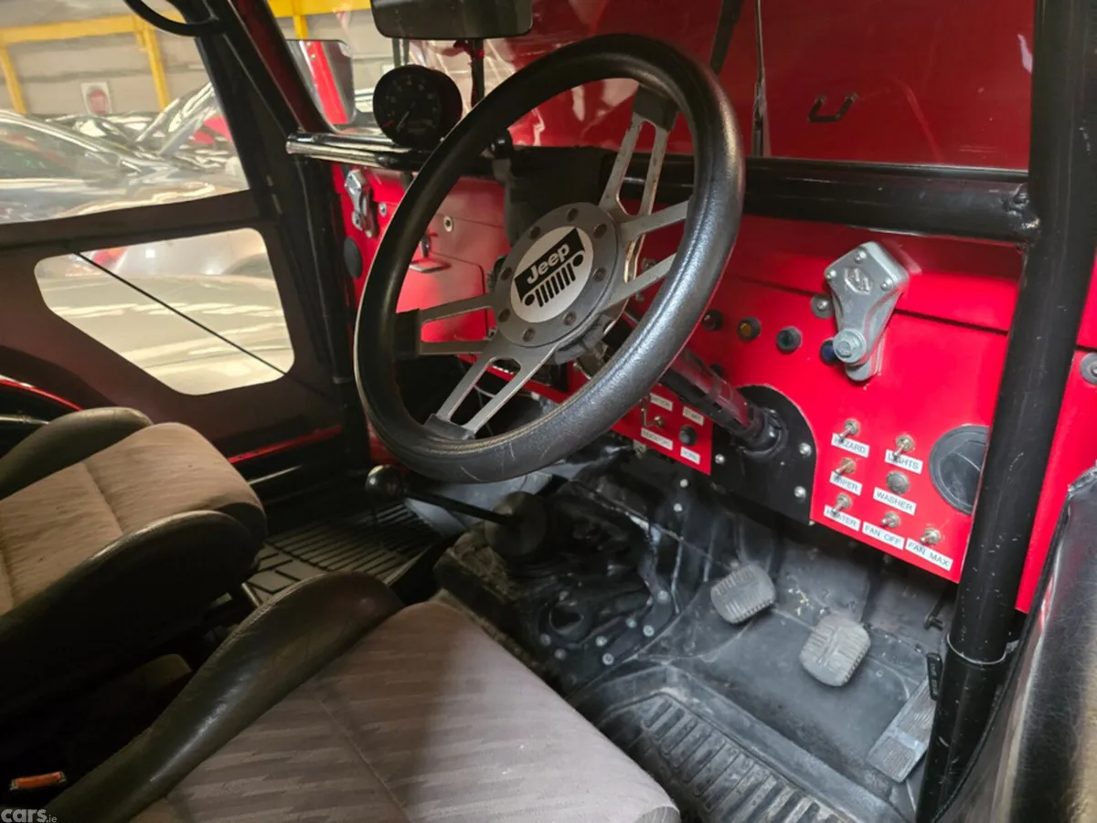 Jeep Renegade SUV, Petrol, 1975, Red