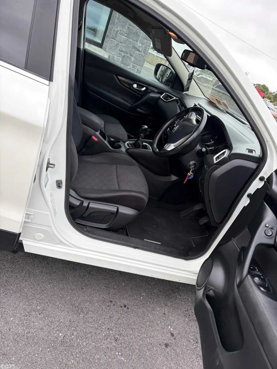 Nissan Qashqai Hatchback, Diesel, 2014, White