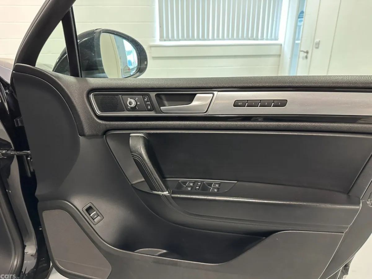 Volkswagen Touareg SUV, Diesel, 2016, Black