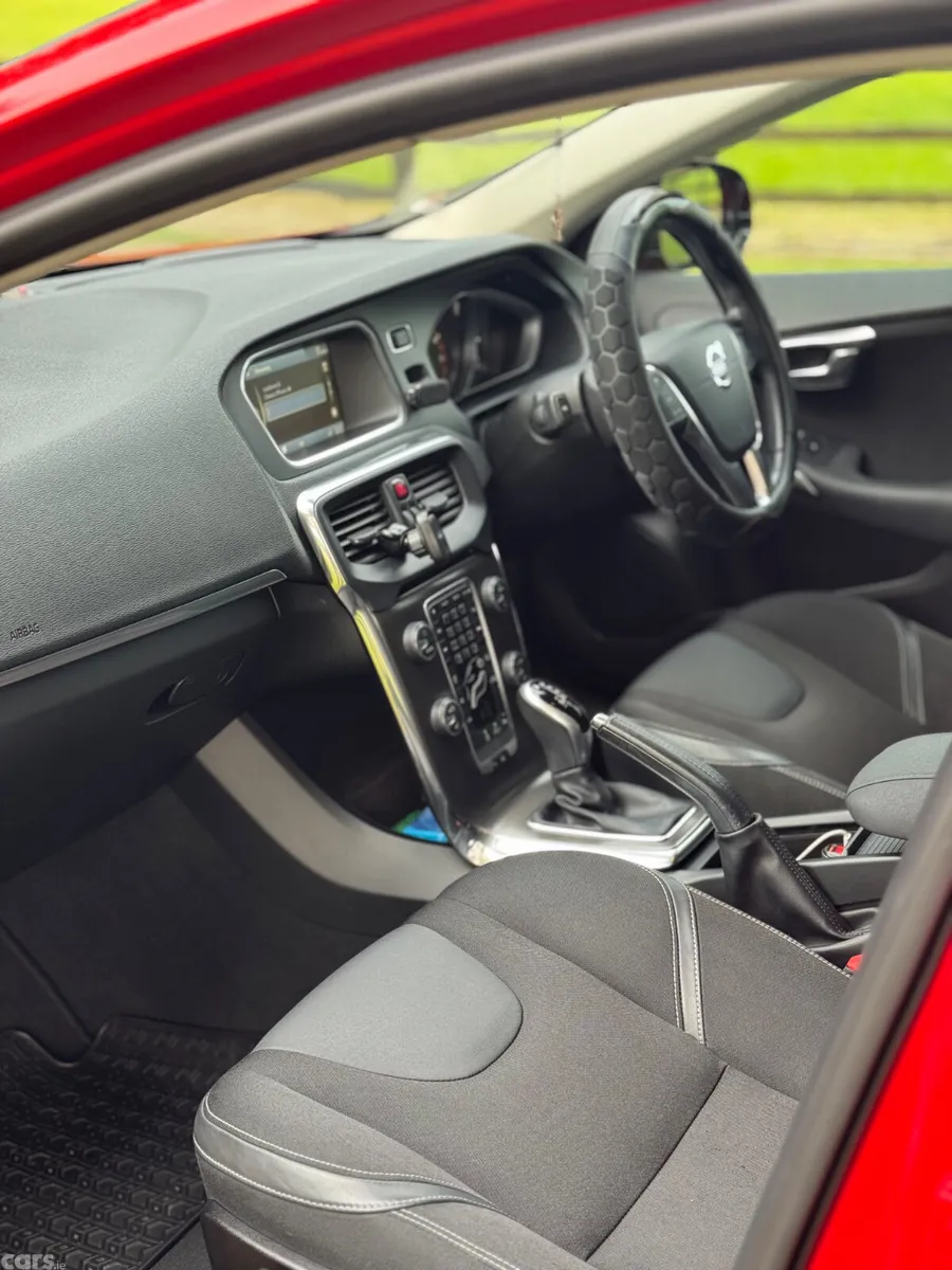 Volvo V40 Hatchback, Petrol, 2015, Red