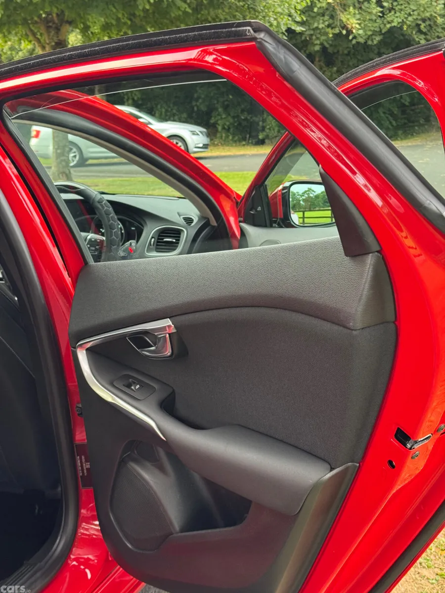 Volvo V40 Hatchback, Petrol, 2015, Red