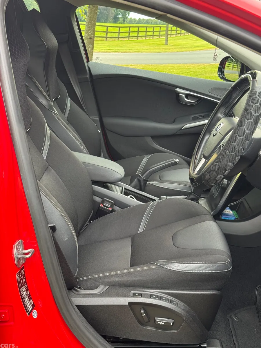 Volvo V40 Hatchback, Petrol, 2015, Red