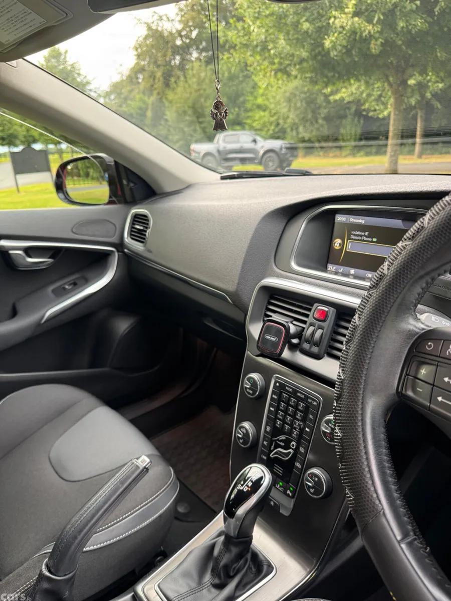 Volvo V40 Hatchback, Petrol, 2015, Red