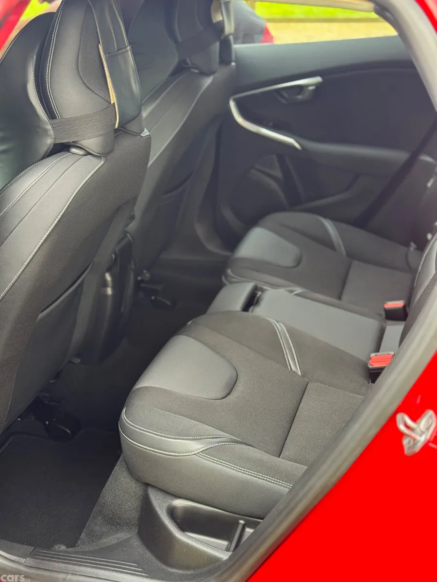 Volvo V40 Hatchback, Petrol, 2015, Red