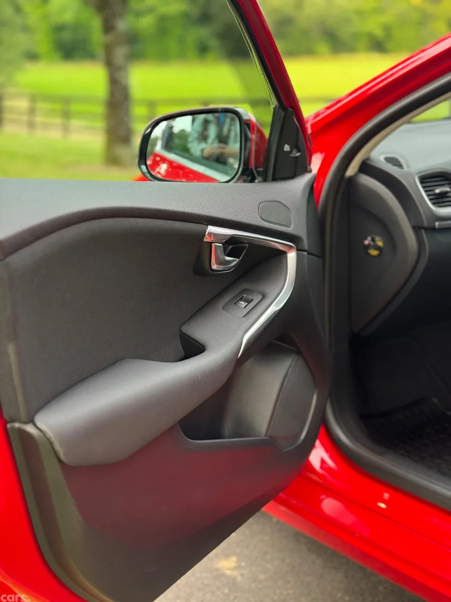 Volvo V40 Hatchback, Petrol, 2015, Red