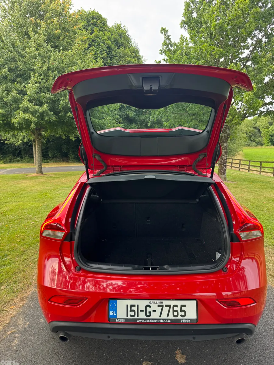 Volvo V40 Hatchback, Petrol, 2015, Red