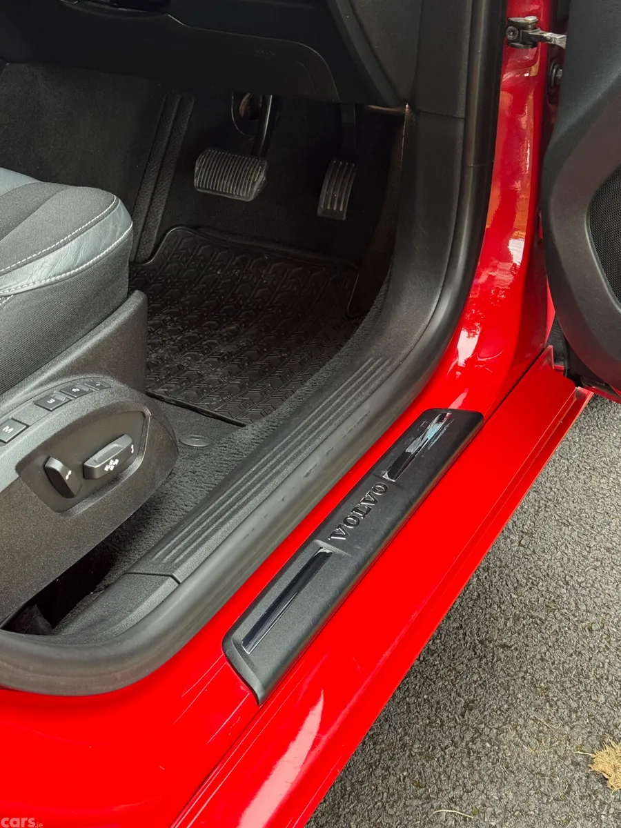 Volvo V40 Hatchback, Petrol, 2015, Red