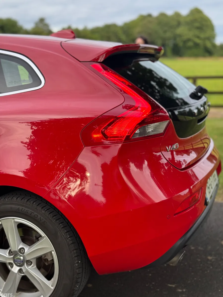 Volvo V40 Hatchback, Petrol, 2015, Red