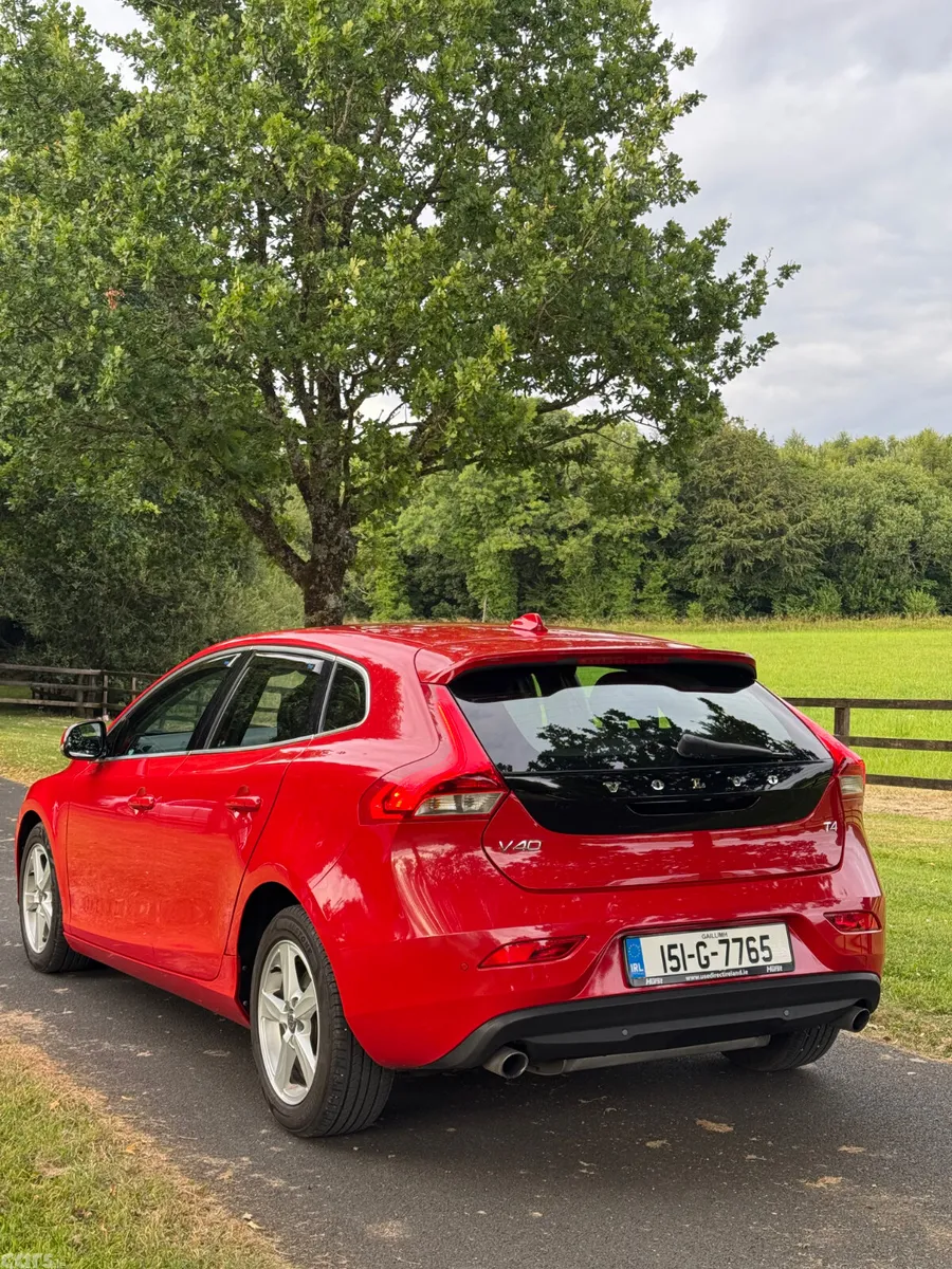 Volvo V40 Hatchback, Petrol, 2015, Red