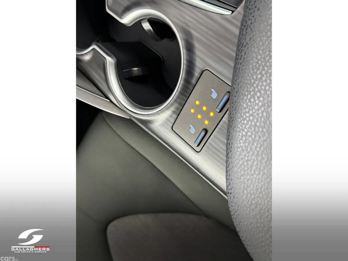Toyota Camry Saloon, Petrol Hybrid, 2021, White