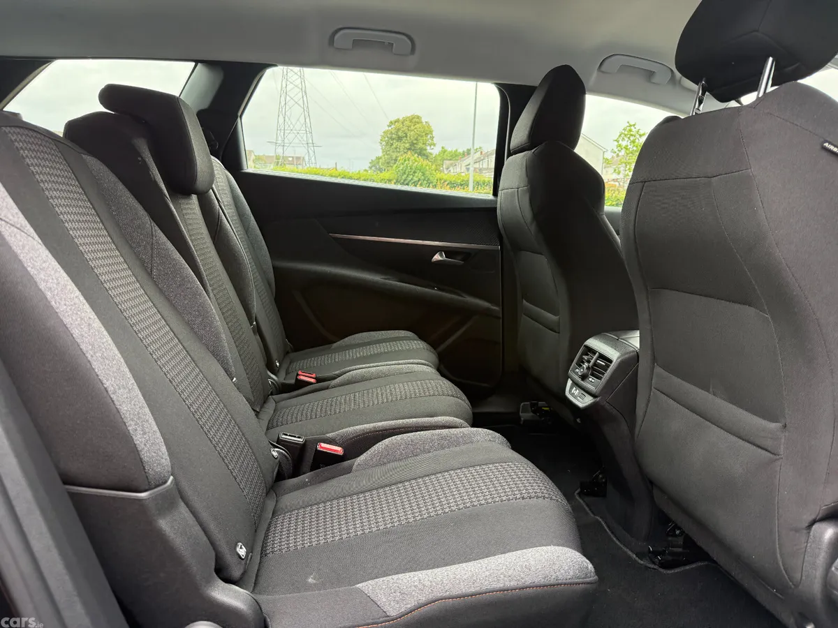 Peugeot 5008 MPV, Petrol, 2022, Black