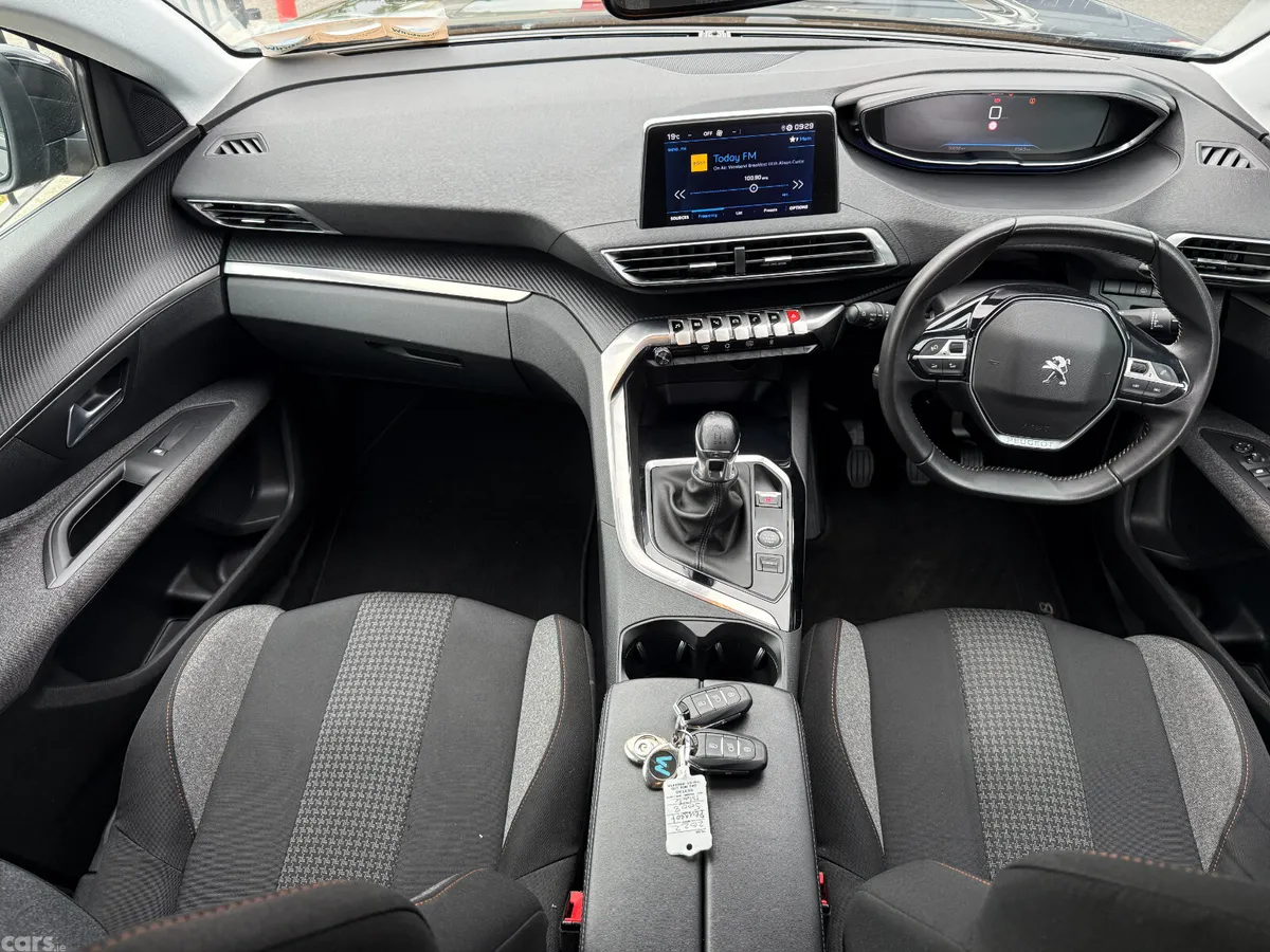 Peugeot 5008 MPV, Petrol, 2022, Black