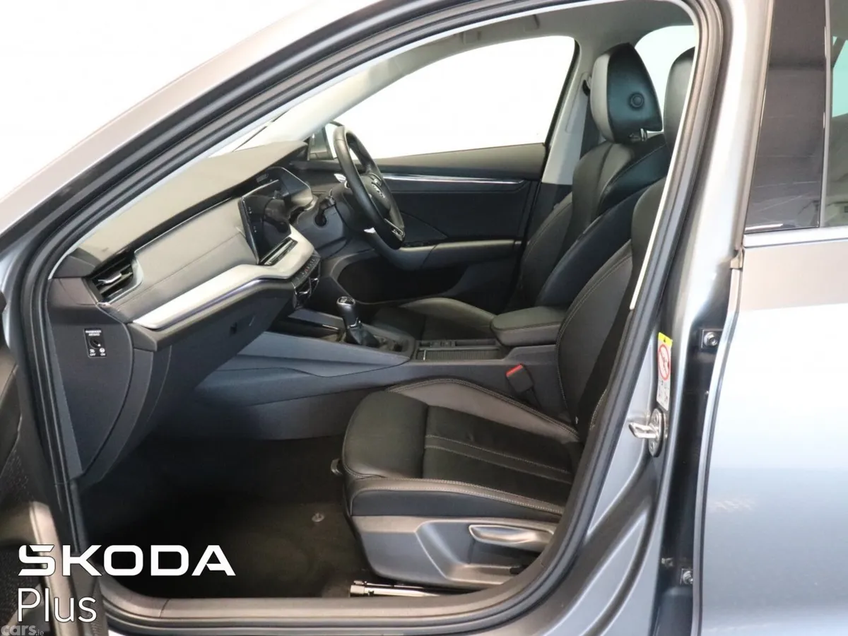 Skoda Octavia Saloon, Petrol, 2023, Grey