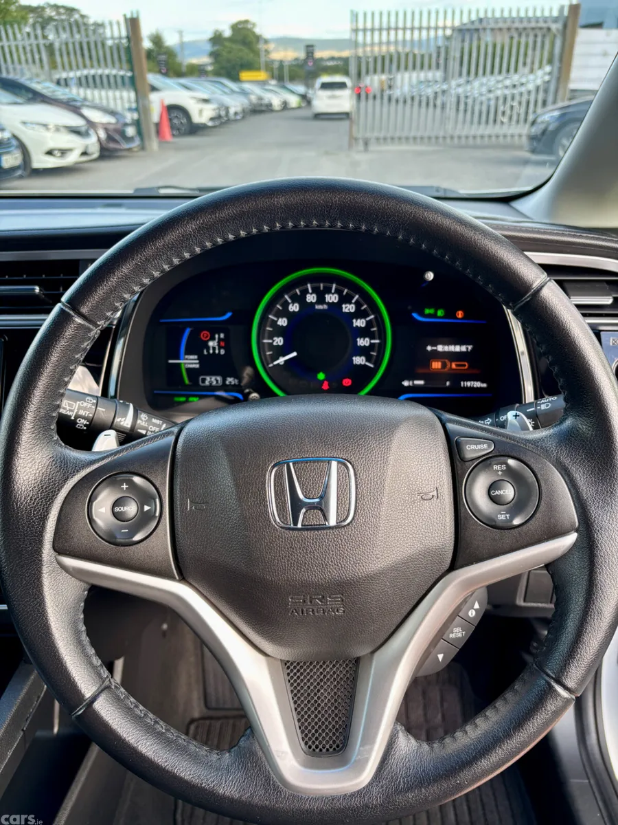 Honda Shuttle MPV, Petrol Hybrid, 2015, White