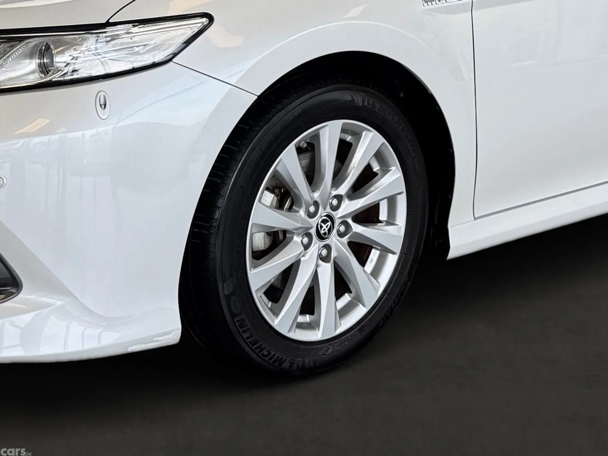 Toyota Camry Saloon, Petrol Hybrid, 2020, White