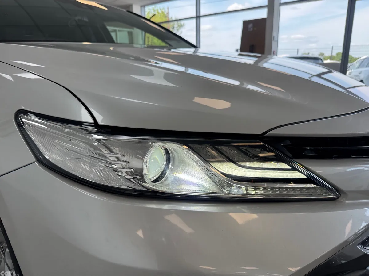 Toyota Camry Saloon, Petrol Hybrid, 2020, White