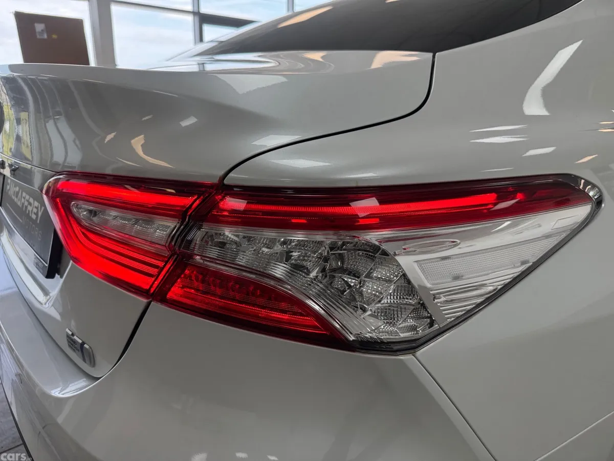 Toyota Camry Saloon, Petrol Hybrid, 2020, White