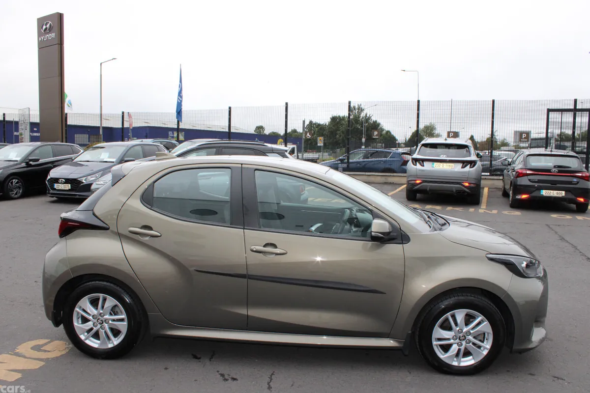 Toyota Yaris Hatchback, Petrol Hybrid, 2022, Green