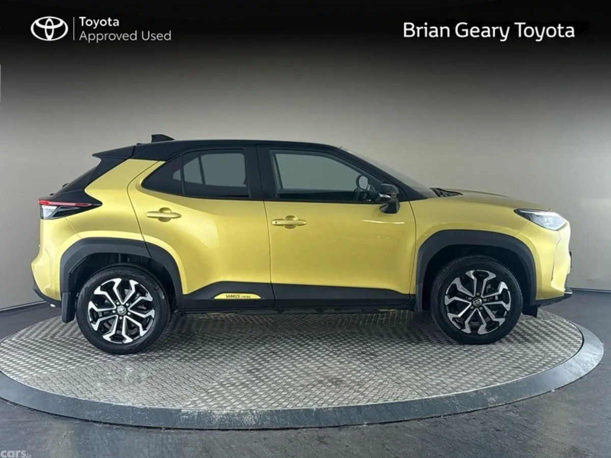 Toyota Yaris Cross Hatchback, Petrol Hybrid, 2022, Gold