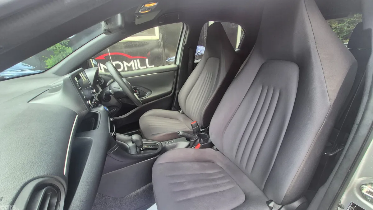 Toyota Yaris Hatchback, Petrol Hybrid, 2021, Silver