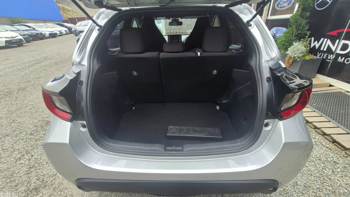 Toyota Yaris Hatchback, Petrol Hybrid, 2021, Silver
