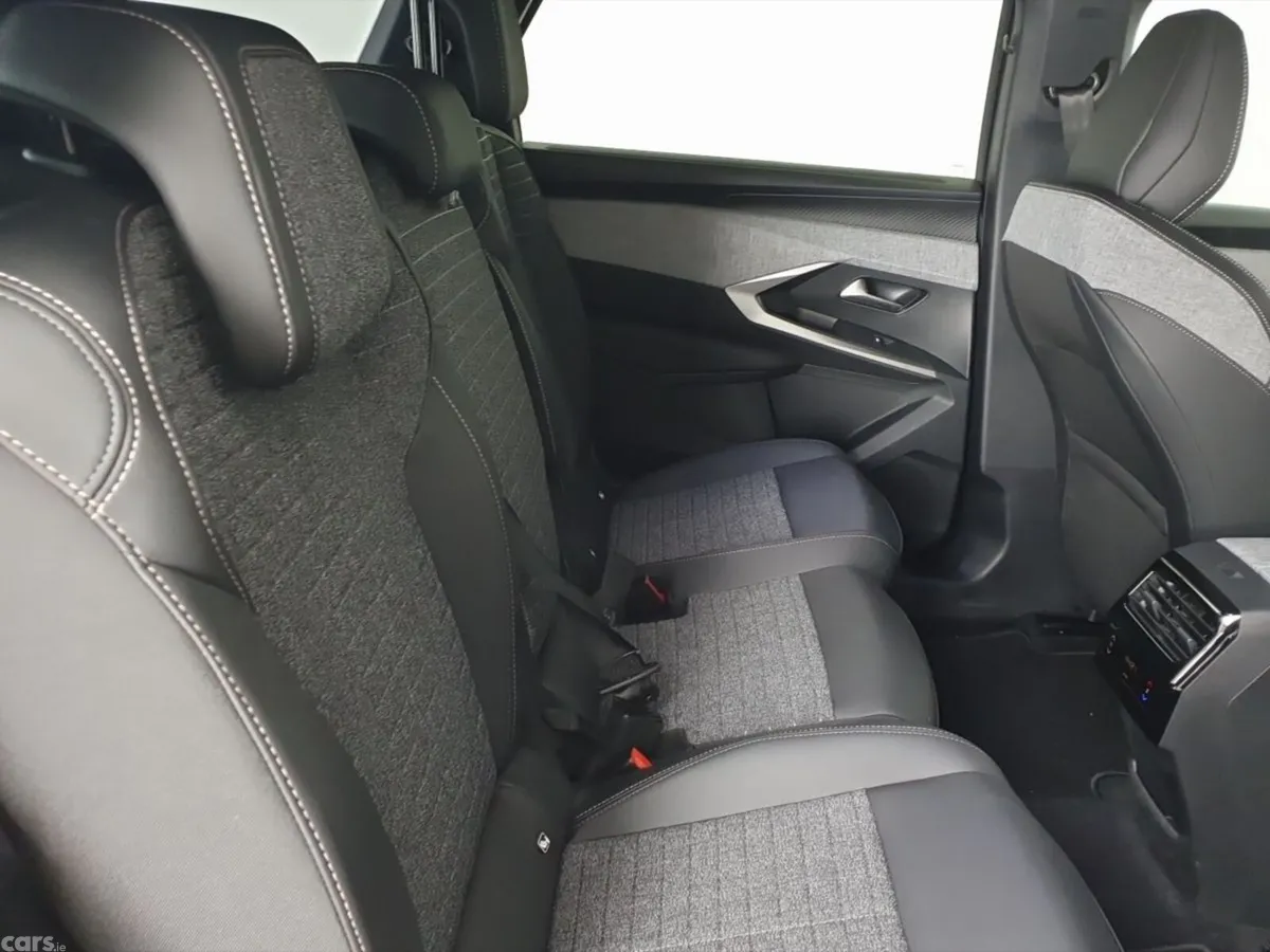 Peugeot 5008 MPV, Petrol, 2025, Grey