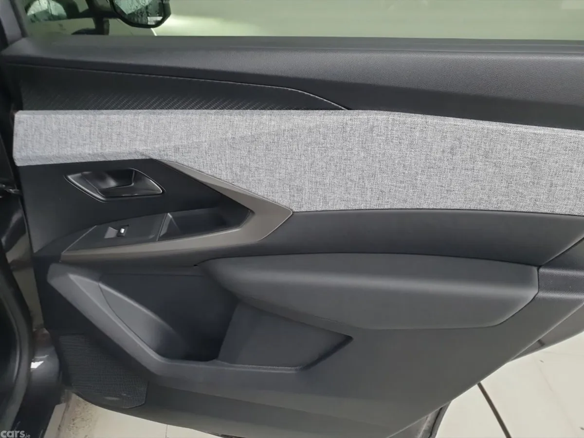 Peugeot 5008 MPV, Petrol, 2025, Grey