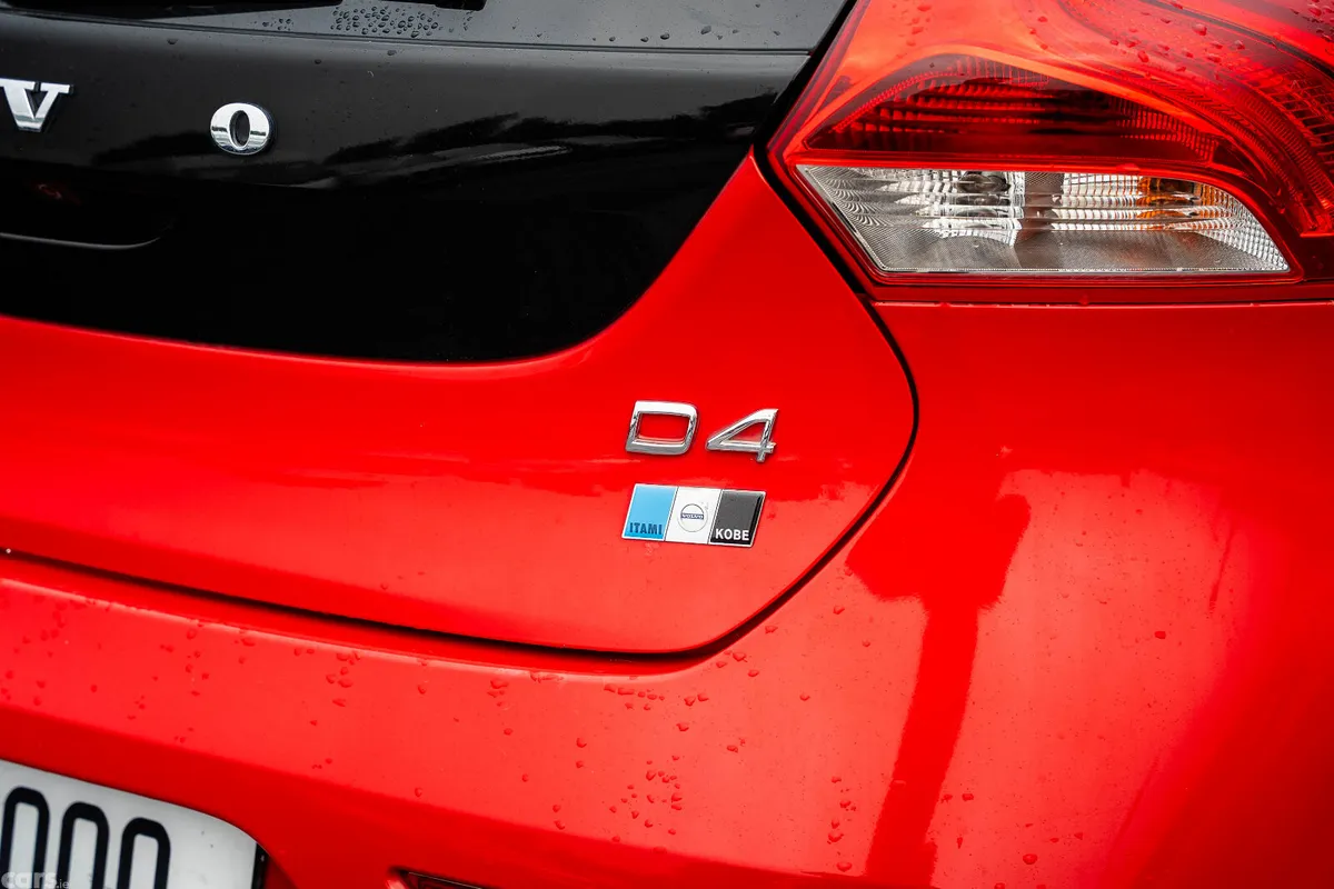 Volvo V40 Hatchback, Diesel, 2018, Red